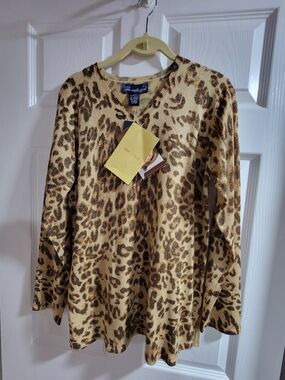 New with tags-Sparkly Susan Graver V-neck sweater. Size XS